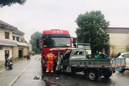 江苏宿迁路政紧急救援汽车被淹